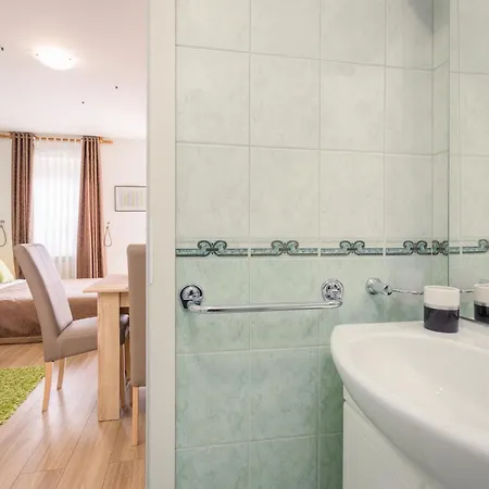 Anitea 아파트 풀라