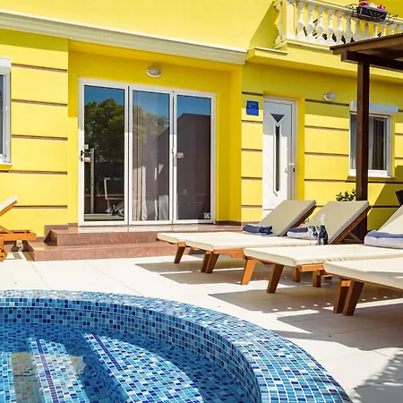 Anitea 아파트 풀라