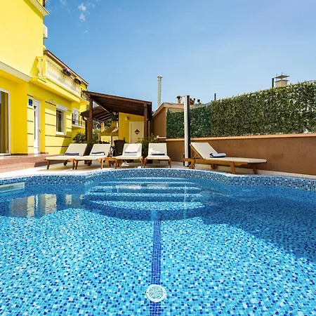 Anitea 아파트 풀라