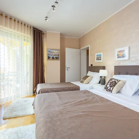 Anitea 아파트 풀라