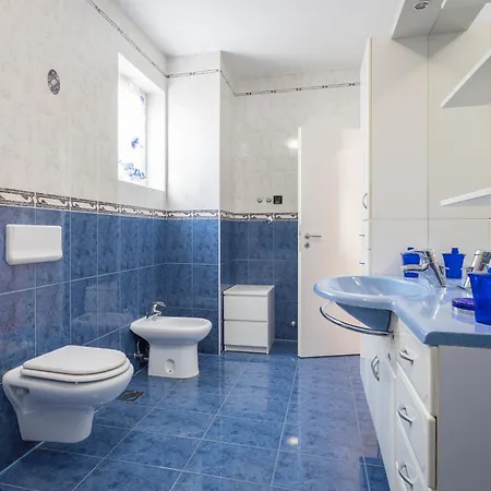 Anitea 아파트 풀라