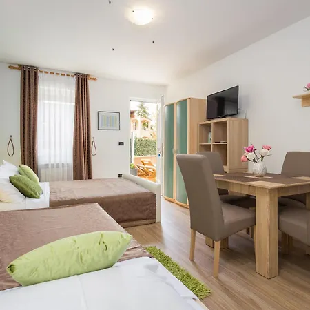 Anitea 아파트 풀라